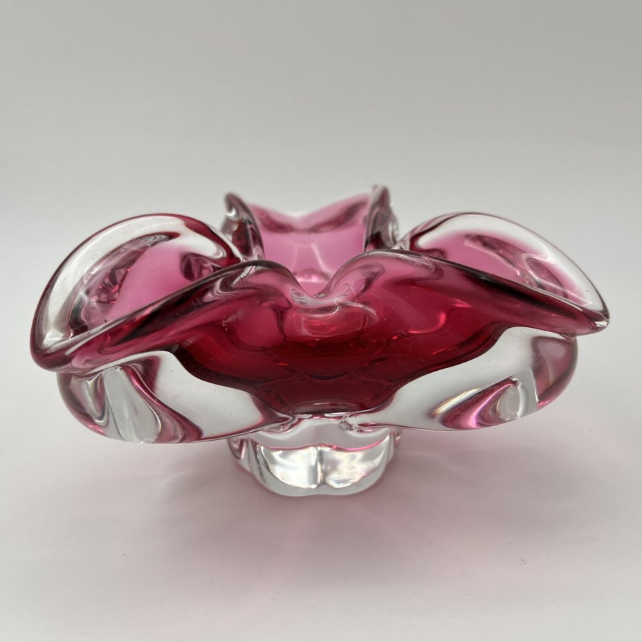 Пепельница  розового оттенка, Хржибский стекольный завод (CHribska Glass), стекло, гутная техника, Чехословакия, 1970-1990 гг.