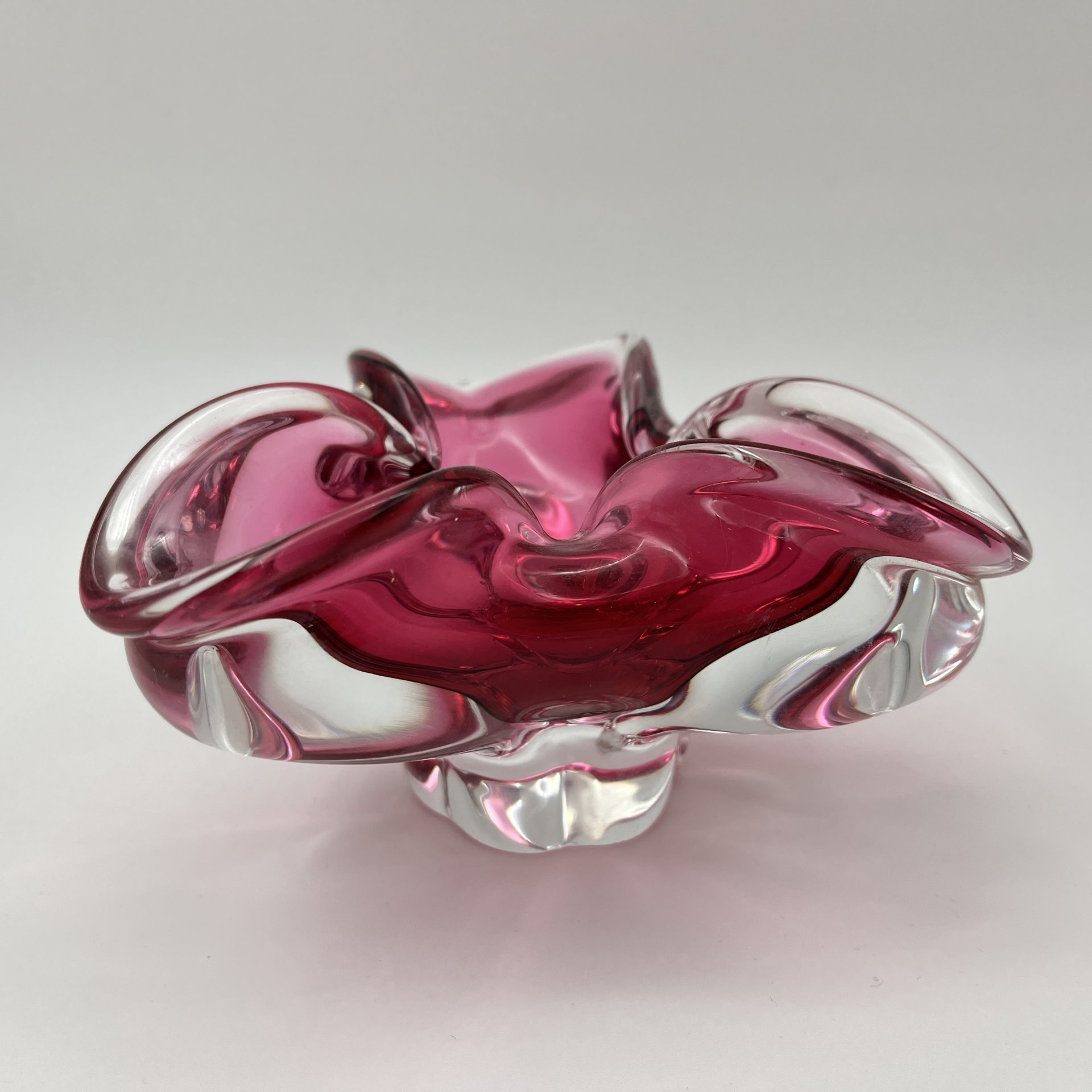 Пепельница  розового оттенка, Хржибский стекольный завод (CHribska Glass), стекло, гутная техника, Чехословакия, 1970-1990 гг.