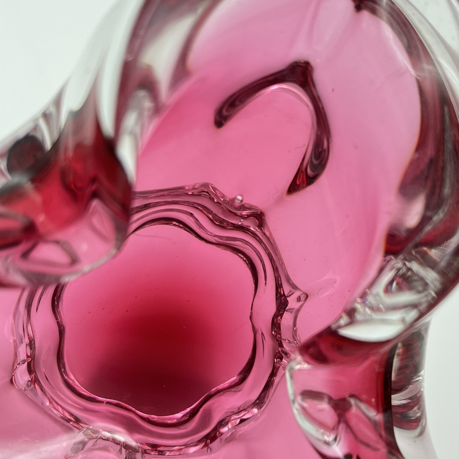 Пепельница  розового оттенка, Хржибский стекольный завод (CHribska Glass), стекло, гутная техника, Чехословакия, 1970-1990 гг.