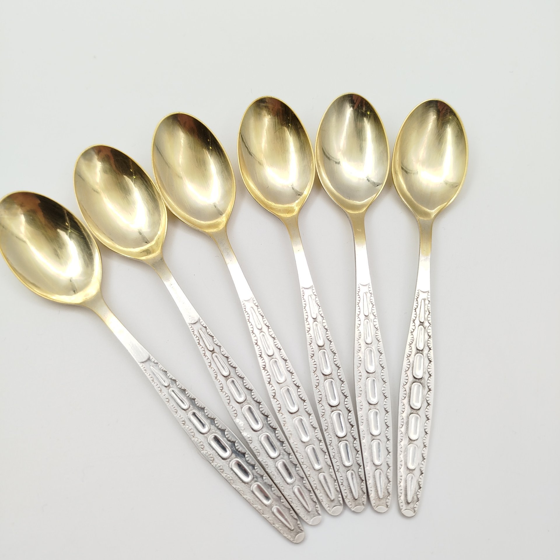 Набор из 6-ти чайных ложек, украшенных геометрическим декором, в коробке, мНЦ (медь-никель-цинк), картон, ткань, Кольчугинский завод цветных металлов, СССР, 1960-1980 гг.