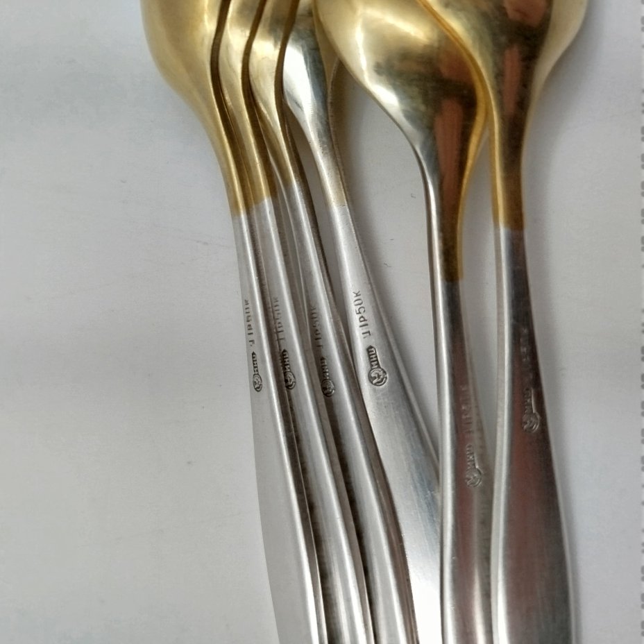 Набор из 6-ти чайных ложек, украшенных геометрическим декором, в коробке, мНЦ (медь-никель-цинк), картон, ткань, Кольчугинский завод цветных металлов, СССР, 1960-1980 гг.