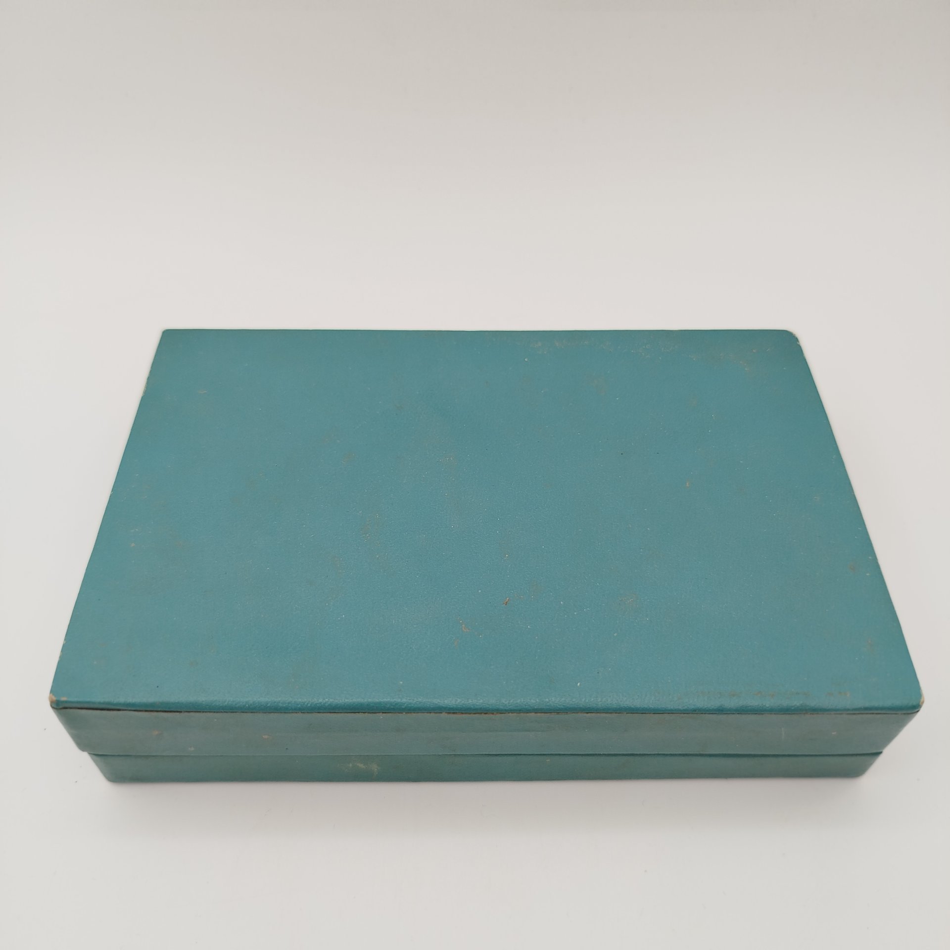 Набор из 6-ти чайных ложек, украшенных геометрическим декором, в коробке, мНЦ (медь-никель-цинк), картон, ткань, Кольчугинский завод цветных металлов, СССР, 1960-1980 гг.