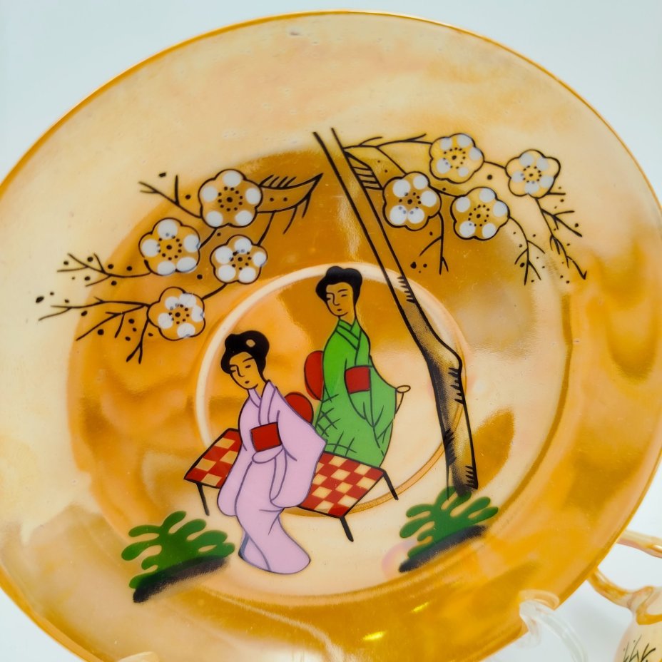 Чайно-кофейная пара с изображением гейши на дне чашки