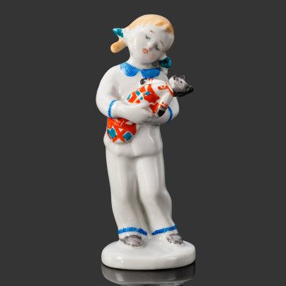 Статуэтка "Колыбельная" ("Девочка с мишкой"), скульптор Столбова Г.С., художник Лупанова Е.Н., фарфор, роспись, Ленинградский фарфоровый завод (ЛФЗ), СССР, 1970-1986 гг.
