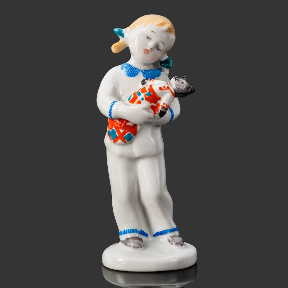 Статуэтка "Колыбельная" ("Девочка с мишкой"), скульптор Столбова Г.С., художник Лупанова Е.Н., фарфор, роспись, Ленинградский фарфоровый завод (ЛФЗ), СССР, 1970-1986 гг.