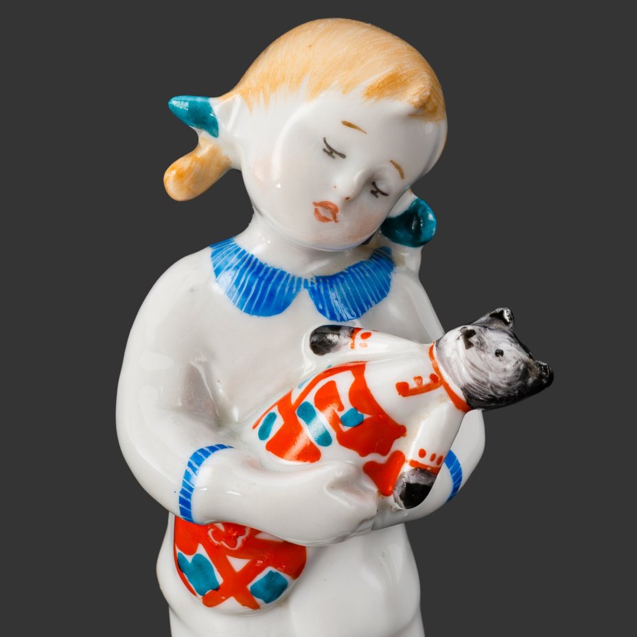 Статуэтка "Колыбельная" ("Девочка с мишкой"), скульптор Столбова Г.С., художник Лупанова Е.Н., фарфор, роспись, Ленинградский фарфоровый завод (ЛФЗ), СССР, 1970-1986 гг.