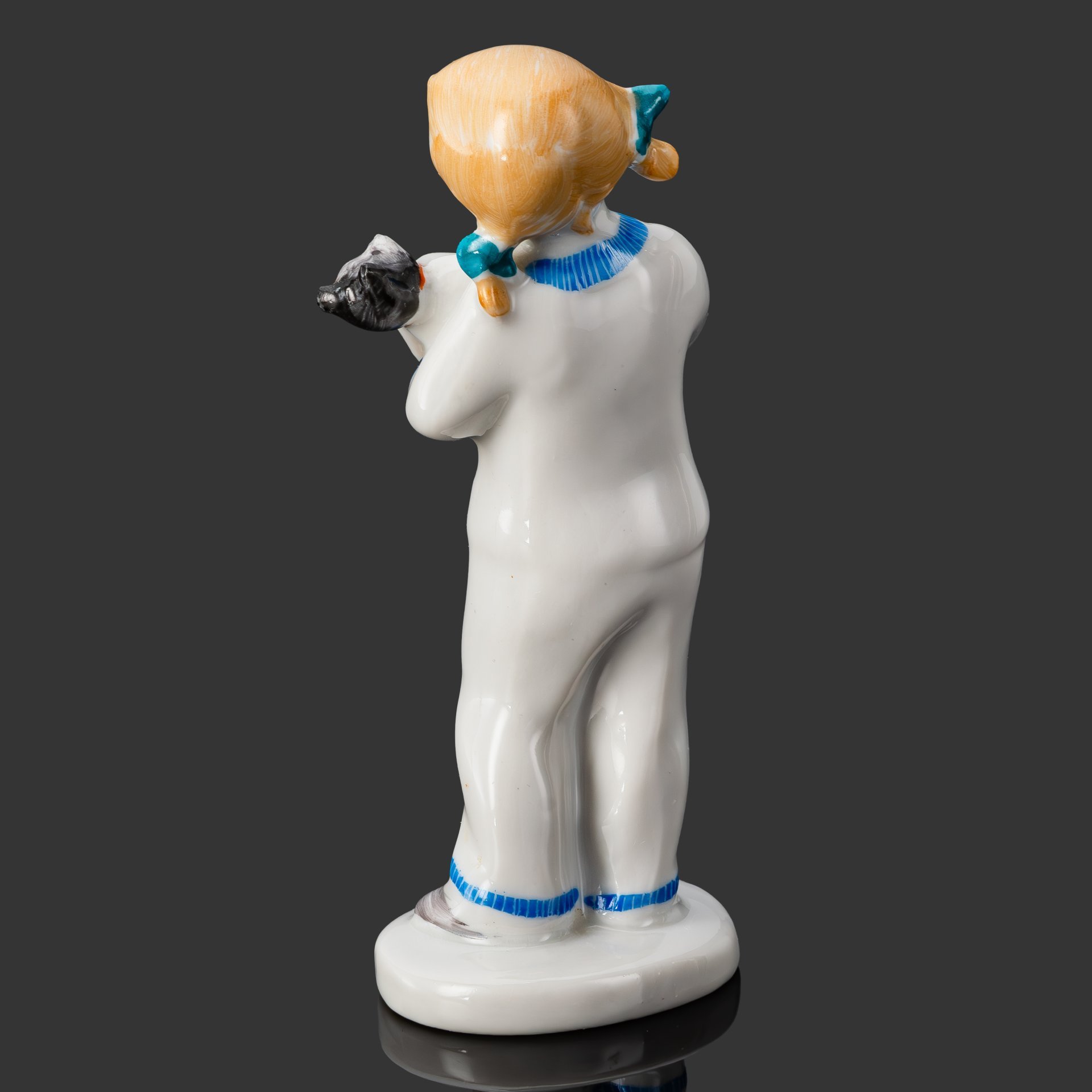 Статуэтка "Колыбельная" ("Девочка с мишкой"), скульптор Столбова Г.С., художник Лупанова Е.Н., фарфор, роспись, Ленинградский фарфоровый завод (ЛФЗ), СССР, 1970-1986 гг.