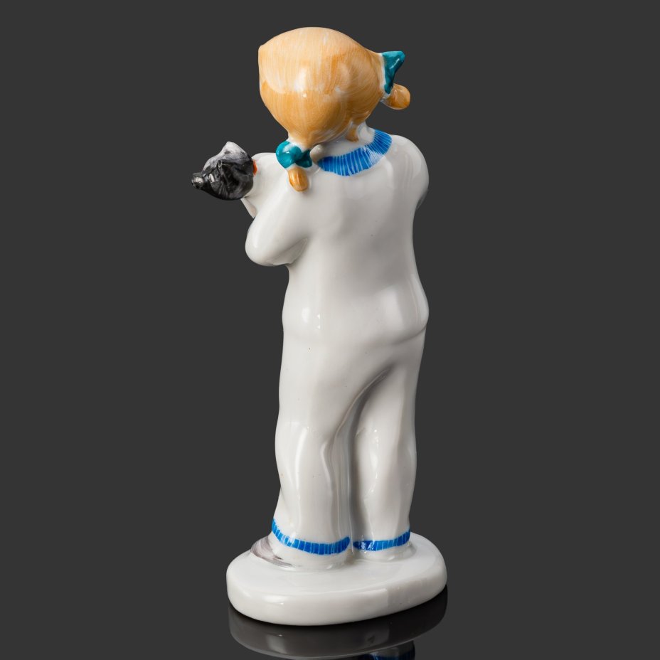 Статуэтка "Колыбельная" ("Девочка с мишкой"), скульптор Столбова Г.С., художник Лупанова Е.Н., фарфор, роспись, Ленинградский фарфоровый завод (ЛФЗ), СССР, 1970-1986 гг.