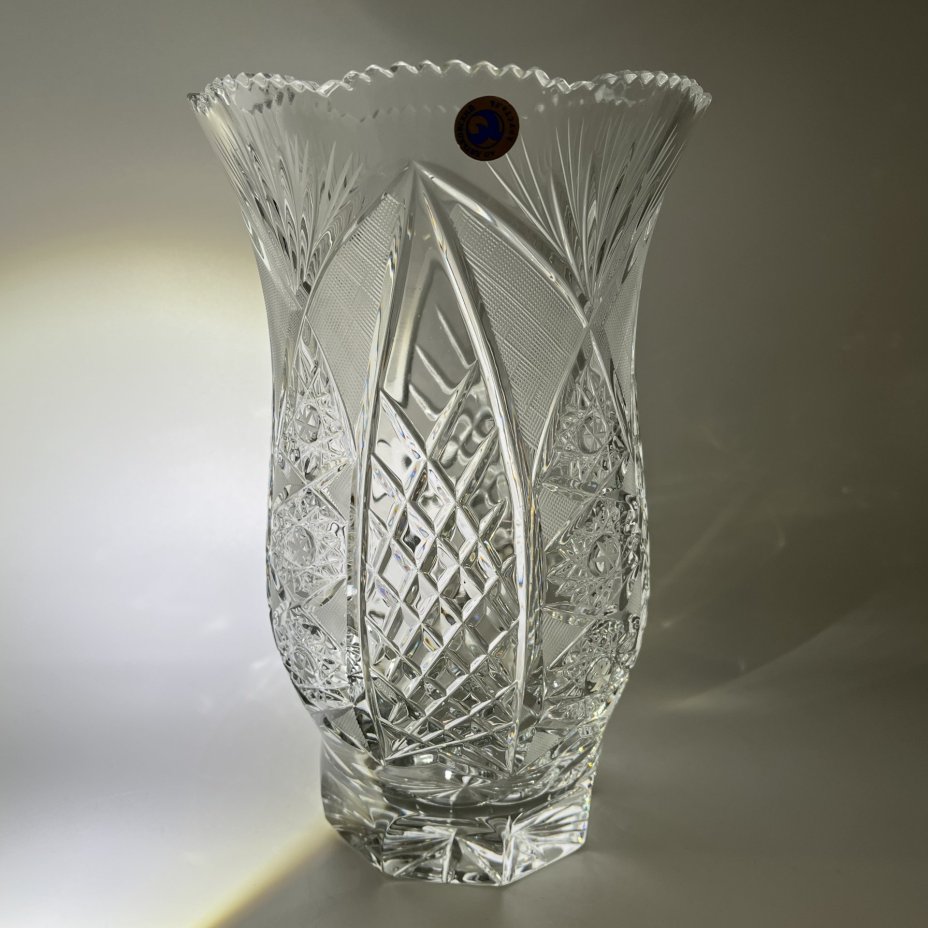 Ваза для цветов, украшенная резным декором, хрусталь, алмазная грань, Дятьковский хрустальный завод, СССР, 1990-2010 гг.
