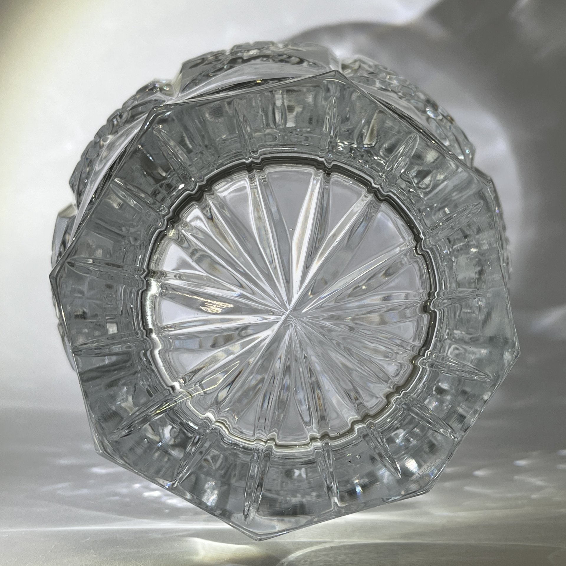 Ваза для цветов, украшенная резным декором, хрусталь, алмазная грань, Дятьковский хрустальный завод, СССР, 1990-2010 гг.