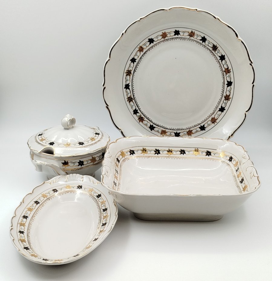 Набор сервировочных блюд для подачи закусок и горячего (4 предмета: терина маленькая, селедочница, салатник квадратный и круглое блюдо), фарфор, роспись, золочение, Коростенский фарфоровый завод (КФЗ), СССР, 1955-1962 гг.