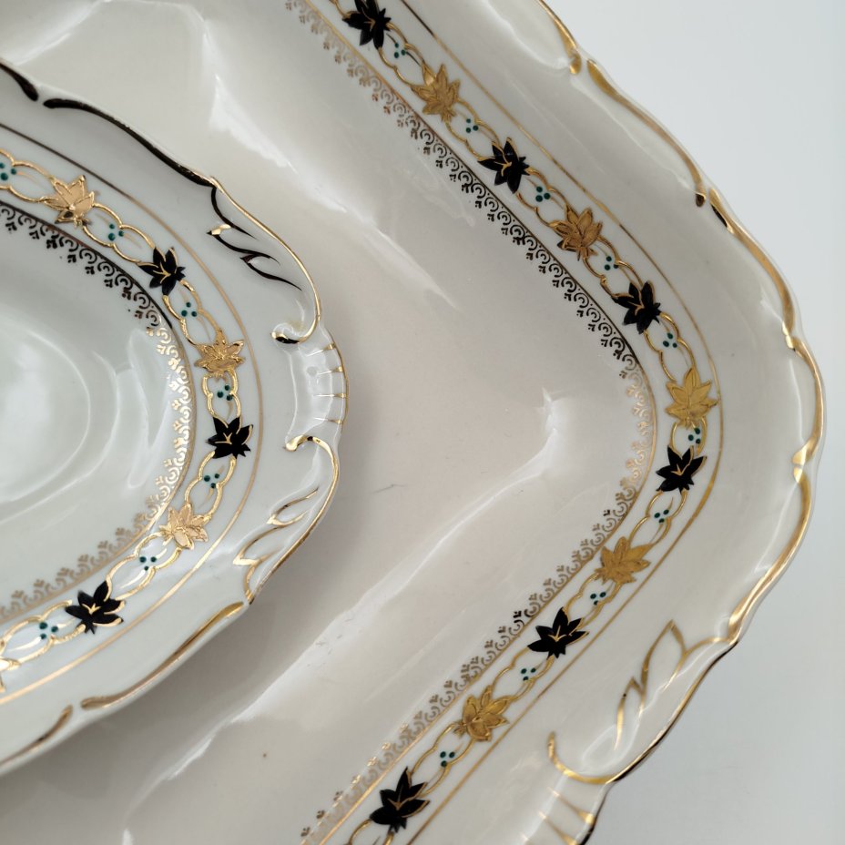 Набор сервировочных блюд для подачи закусок и горячего (4 предмета: терина маленькая, селедочница, салатник квадратный и круглое блюдо), фарфор, роспись, золочение, Коростенский фарфоровый завод (КФЗ), СССР, 1955-1962 гг.