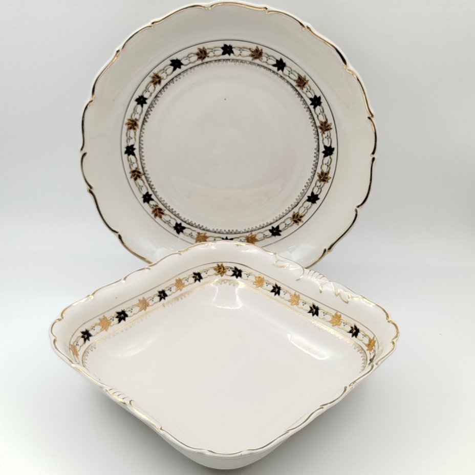 Набор сервировочных блюд для подачи закусок и горячего (4 предмета: терина маленькая, селедочница, салатник квадратный и круглое блюдо), фарфор, роспись, золочение, Коростенский фарфоровый завод (КФЗ), СССР, 1955-1962 гг.