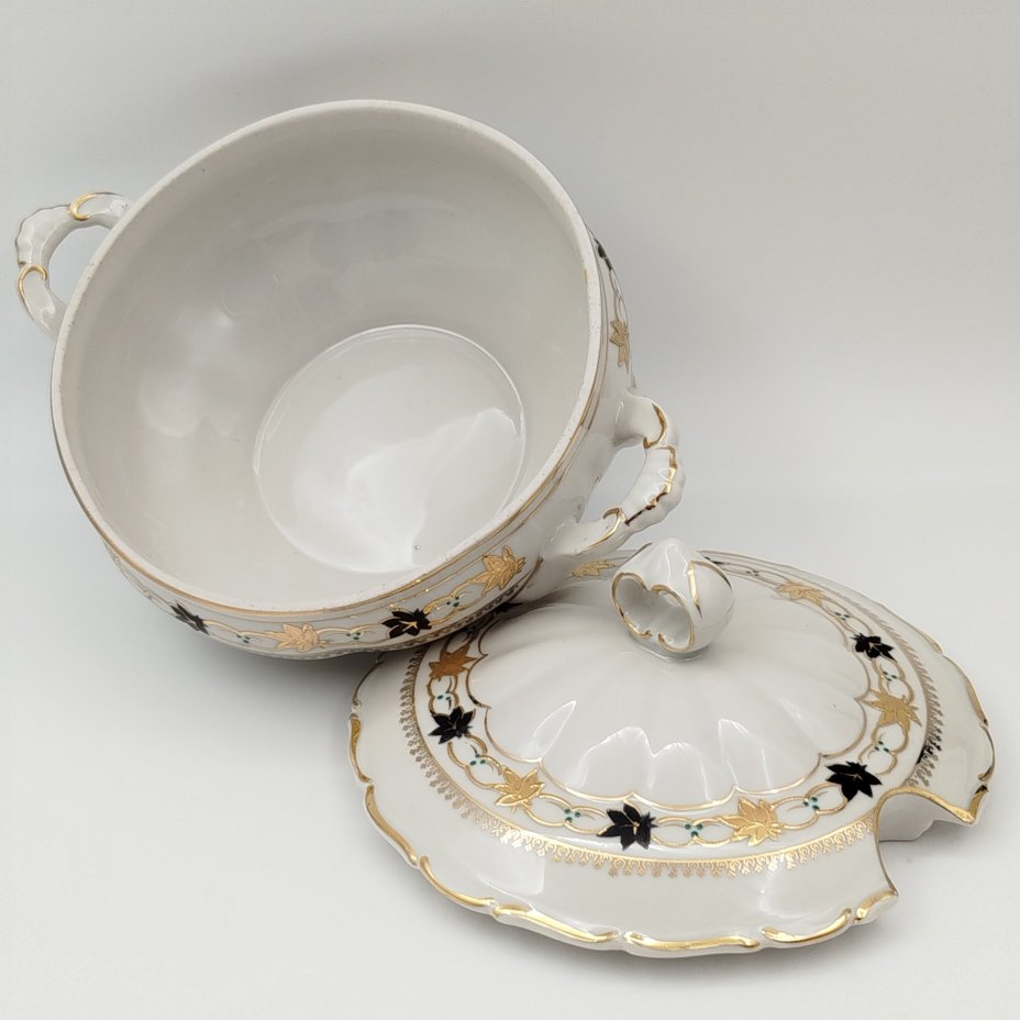 Набор сервировочных блюд для подачи закусок и горячего (4 предмета: терина маленькая, селедочница, салатник квадратный и круглое блюдо), фарфор, роспись, золочение, Коростенский фарфоровый завод (КФЗ), СССР, 1955-1962 гг.