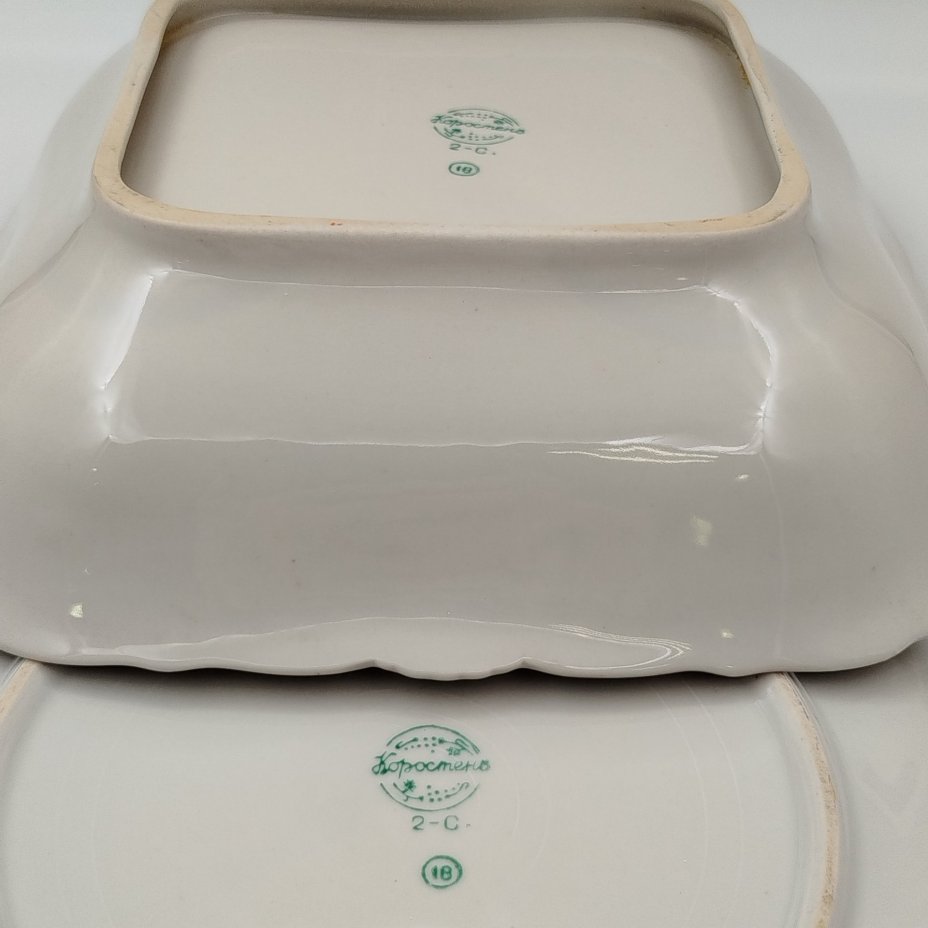 Набор сервировочных блюд для подачи закусок и горячего (4 предмета: терина маленькая, селедочница, салатник квадратный и круглое блюдо), фарфор, роспись, золочение, Коростенский фарфоровый завод (КФЗ), СССР, 1955-1962 гг.