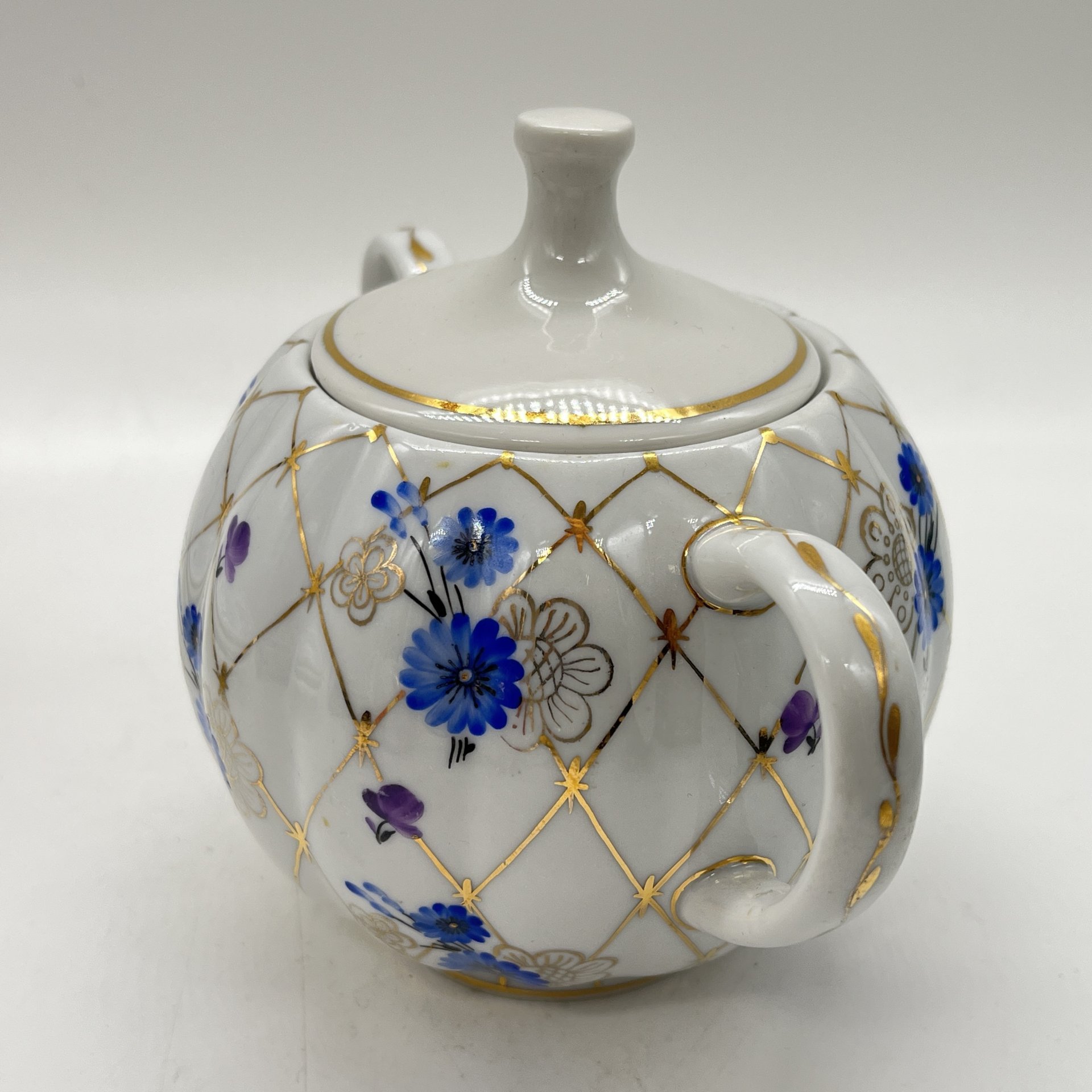 Сахарница "Золотая сетка" с голубыми цветами (крышка подбор!), фарфор, роспись, золочение, Ленинградский фарфоровый завод (ЛФЗ), СССР, 1950-1959 гг.