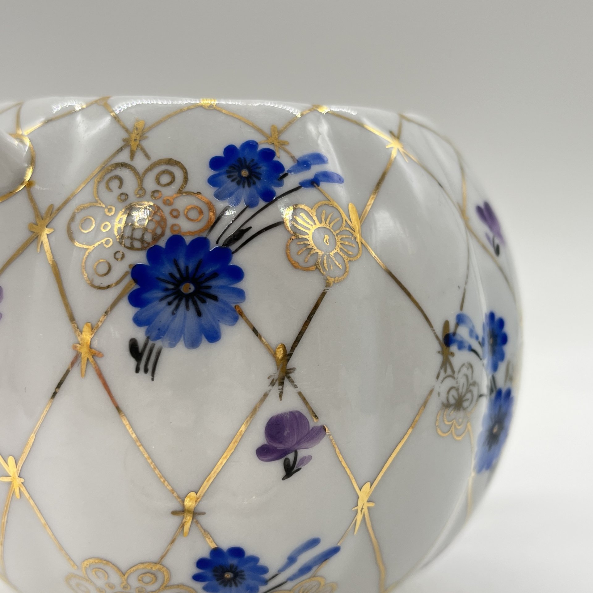 Сахарница "Золотая сетка" с голубыми цветами (крышка подбор!), фарфор, роспись, золочение, Ленинградский фарфоровый завод (ЛФЗ), СССР, 1950-1959 гг.