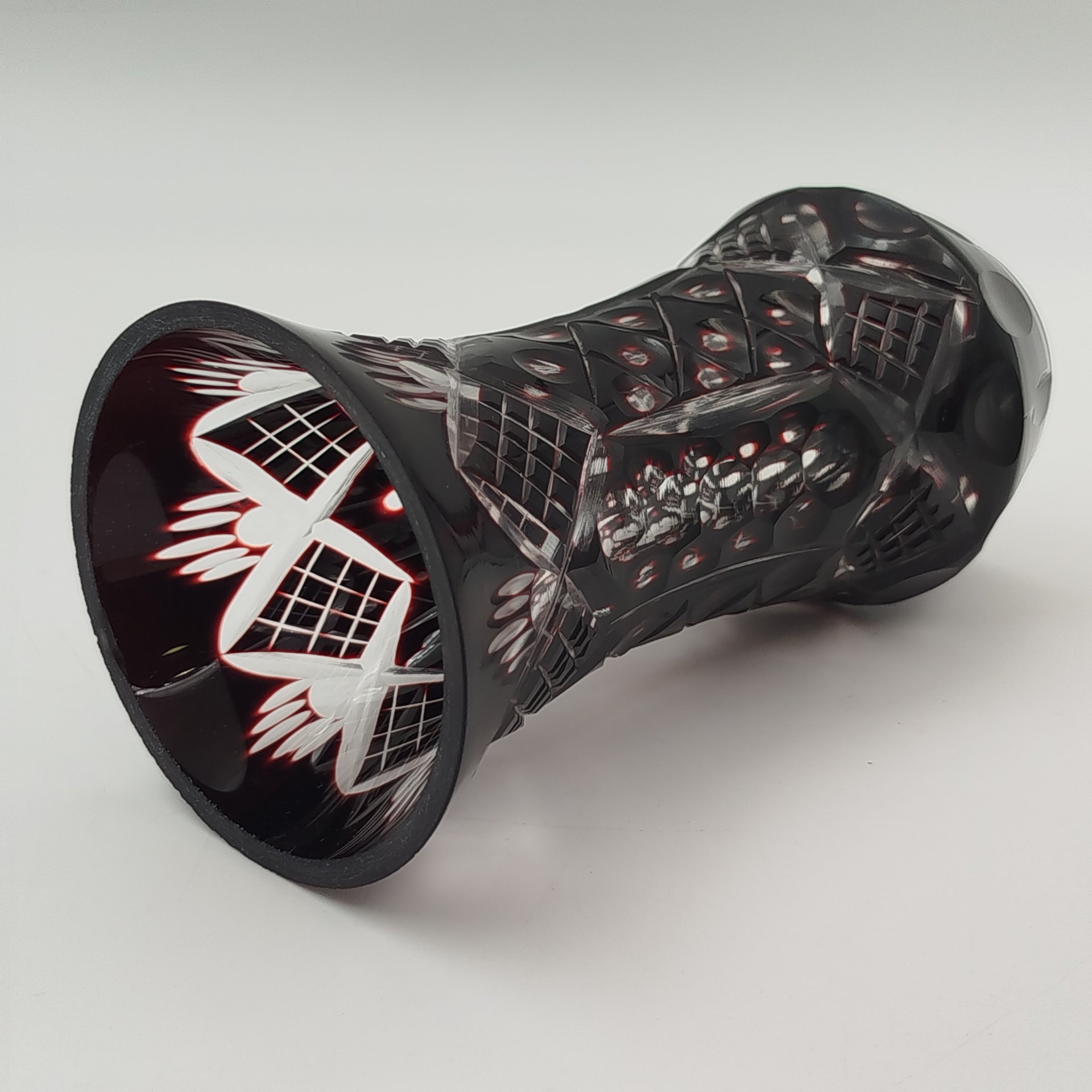 Ваза марганцевого оттенка