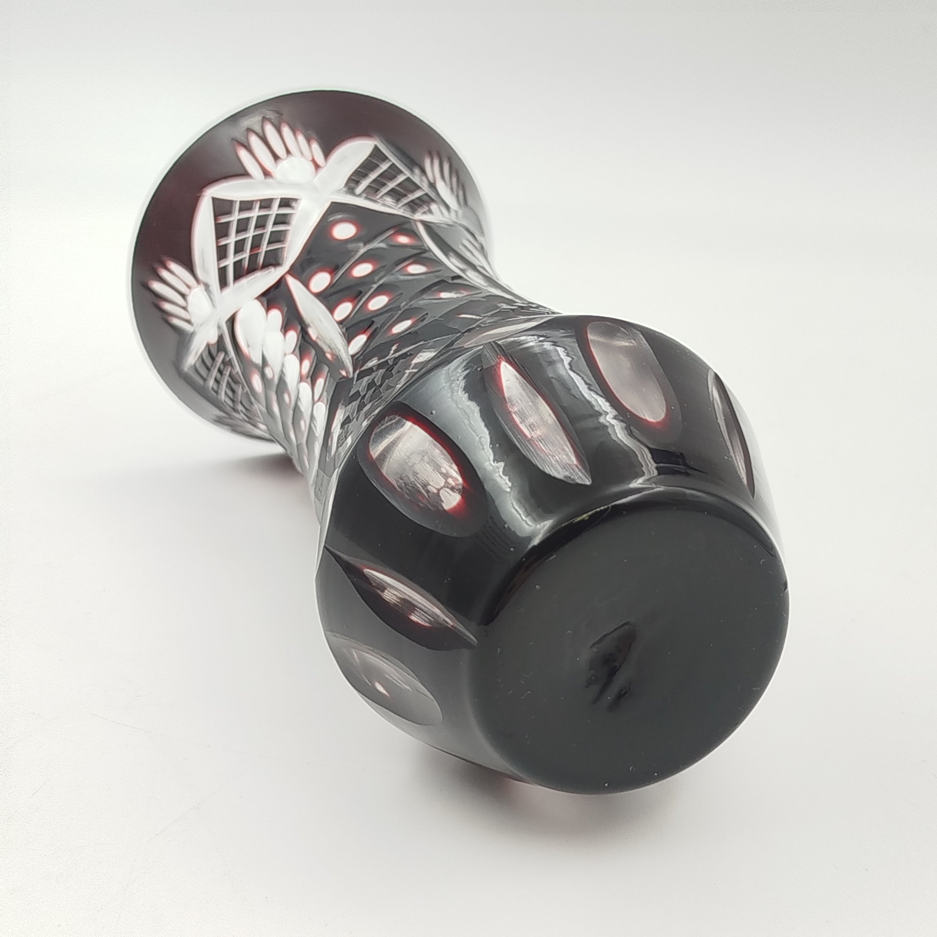 Ваза марганцевого оттенка