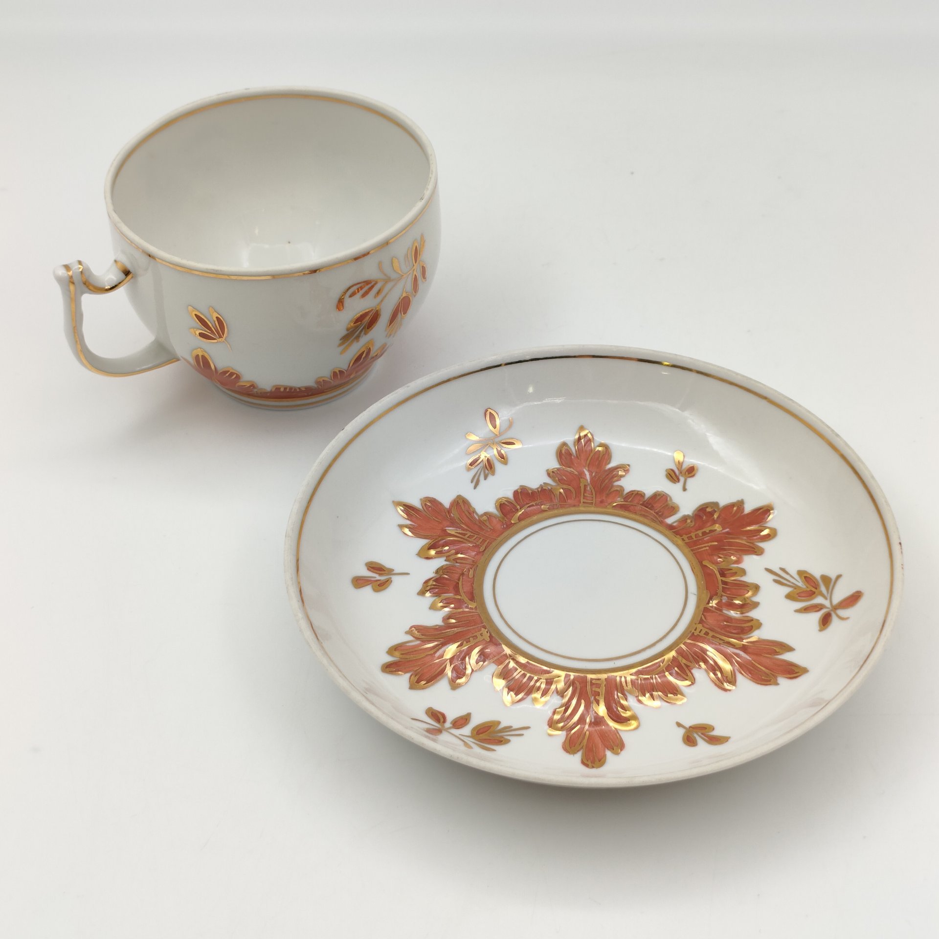 Чайная пара "Барбарис", автор Е.П. Смирнов, фарфор, роспись, золочение, Дмитровский фарфоровый завод (ДФЗ Вербилки), СССР, 1965-1991 гг.