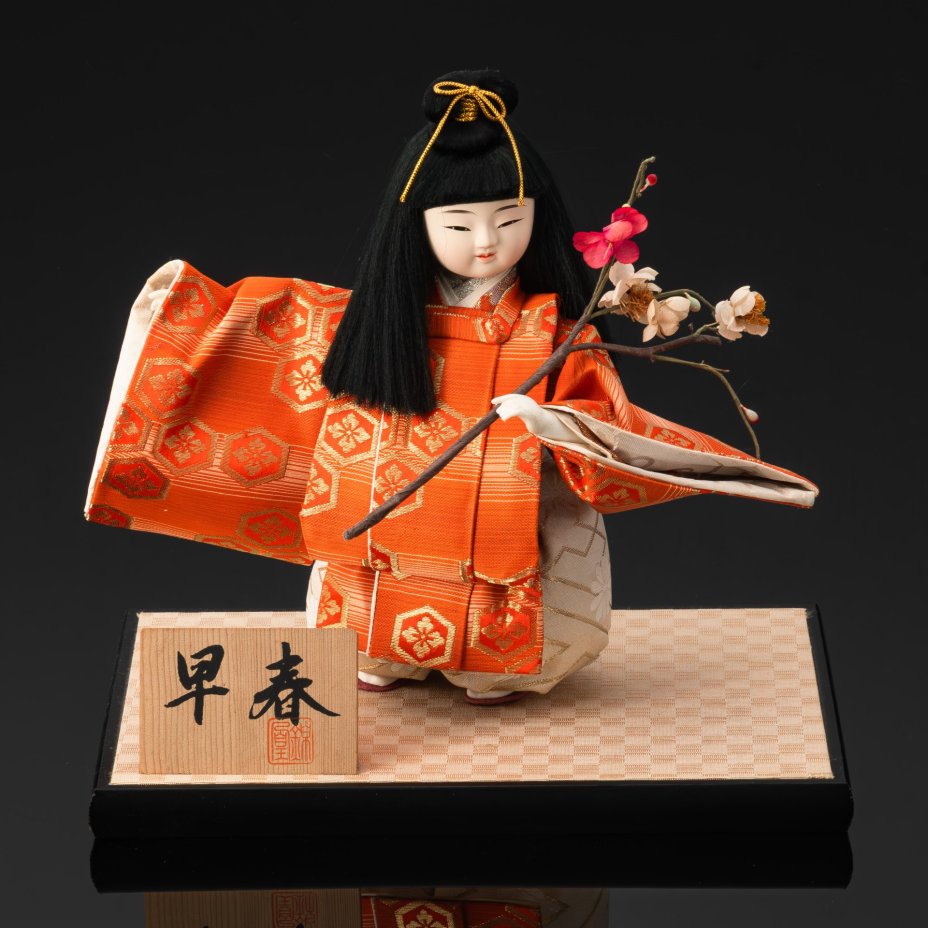 Кукла "Ранняя весна" на постаменте, рисовая прессованная солома, керамика, роспись, текстиль, пресс-папье, Япония