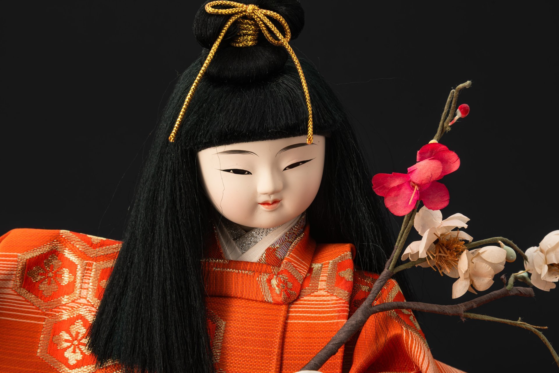 Кукла "Ранняя весна" на постаменте, рисовая прессованная солома, керамика, роспись, текстиль, пресс-папье, Япония