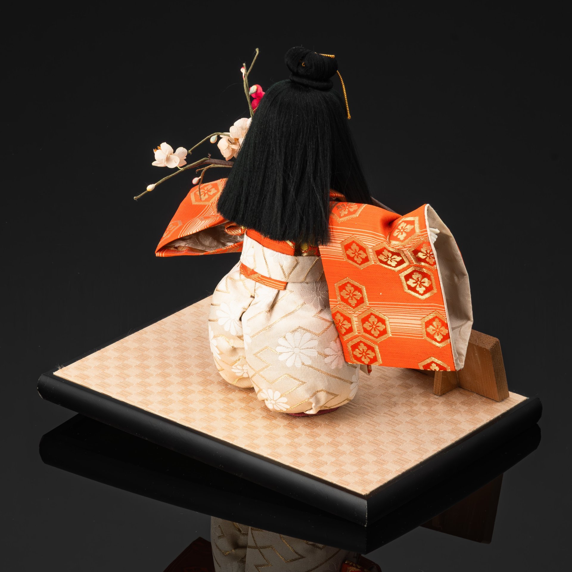 Кукла "Ранняя весна" на постаменте, рисовая прессованная солома, керамика, роспись, текстиль, пресс-папье, Япония