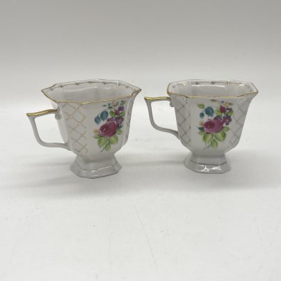 Пара кофейных чашек с расписным цветочным декором, фарфор, роспись, золочение, Сысертский завод керамических изделий, СССР, 1977-1991 гг.