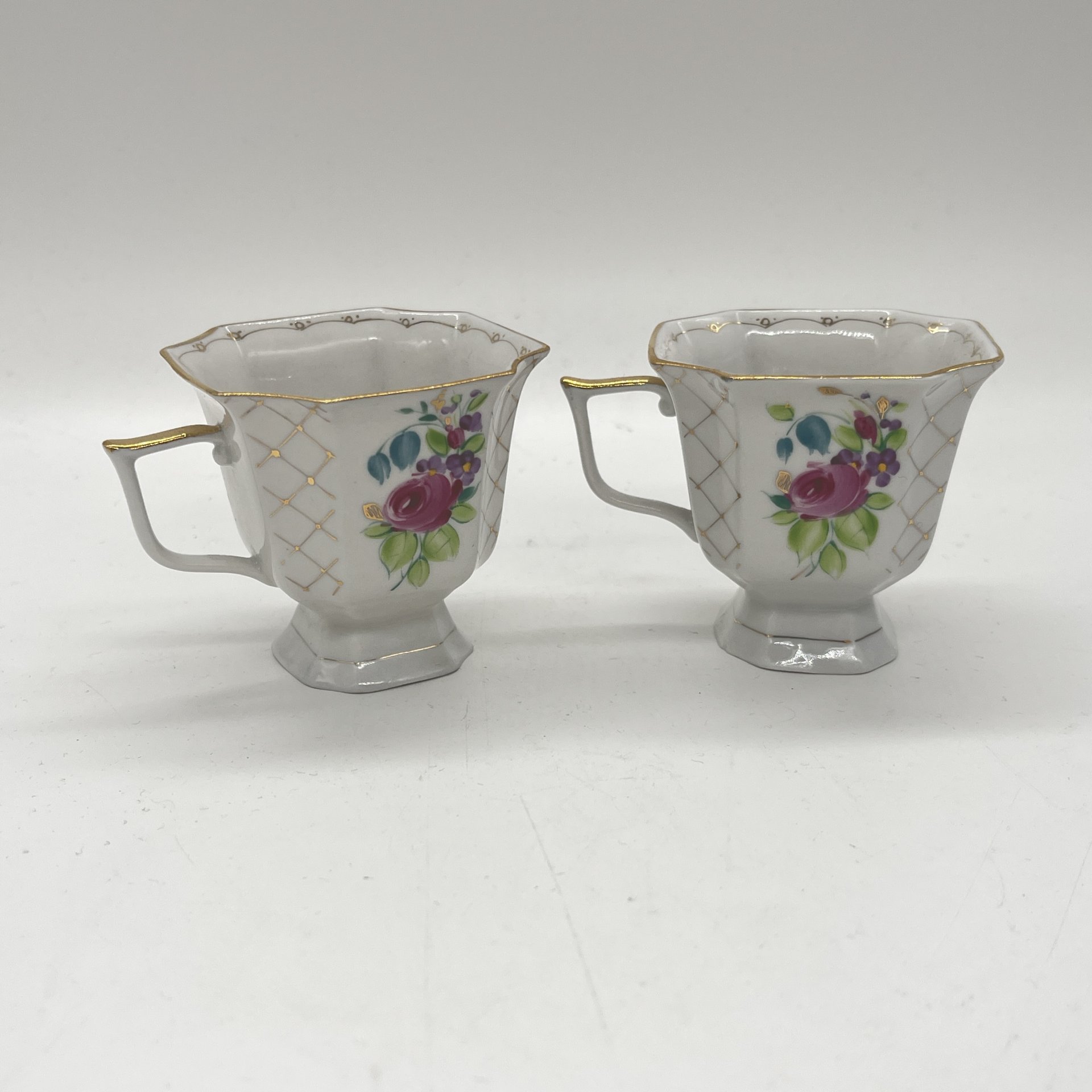 Пара кофейных чашек с расписным цветочным декором, фарфор, роспись, золочение, Сысертский завод керамических изделий, СССР, 1977-1991 гг.