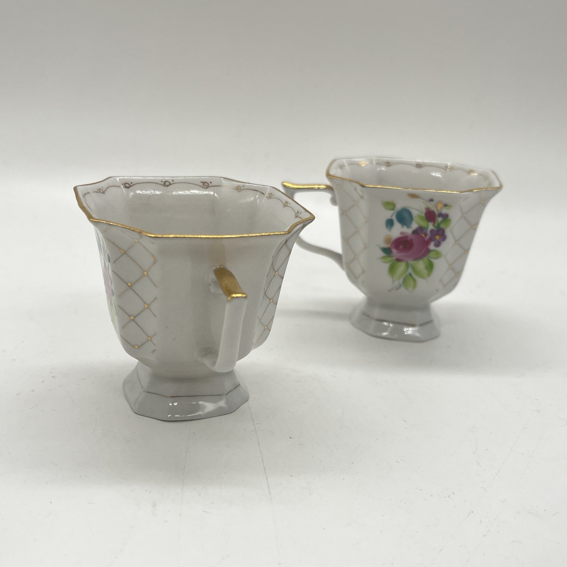 Пара кофейных чашек с расписным цветочным декором, фарфор, роспись, золочение, Сысертский завод керамических изделий, СССР, 1977-1991 гг.