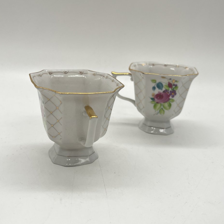 Пара кофейных чашек с расписным цветочным декором, фарфор, роспись, золочение, Сысертский завод керамических изделий, СССР, 1977-1991 гг.