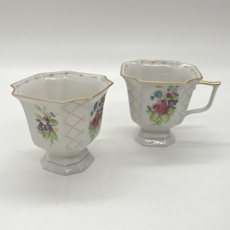 Пара кофейных чашек с расписным цветочным декором, фарфор, роспись, золочение, Сысертский завод керамических изделий, СССР, 1977-1991 гг.