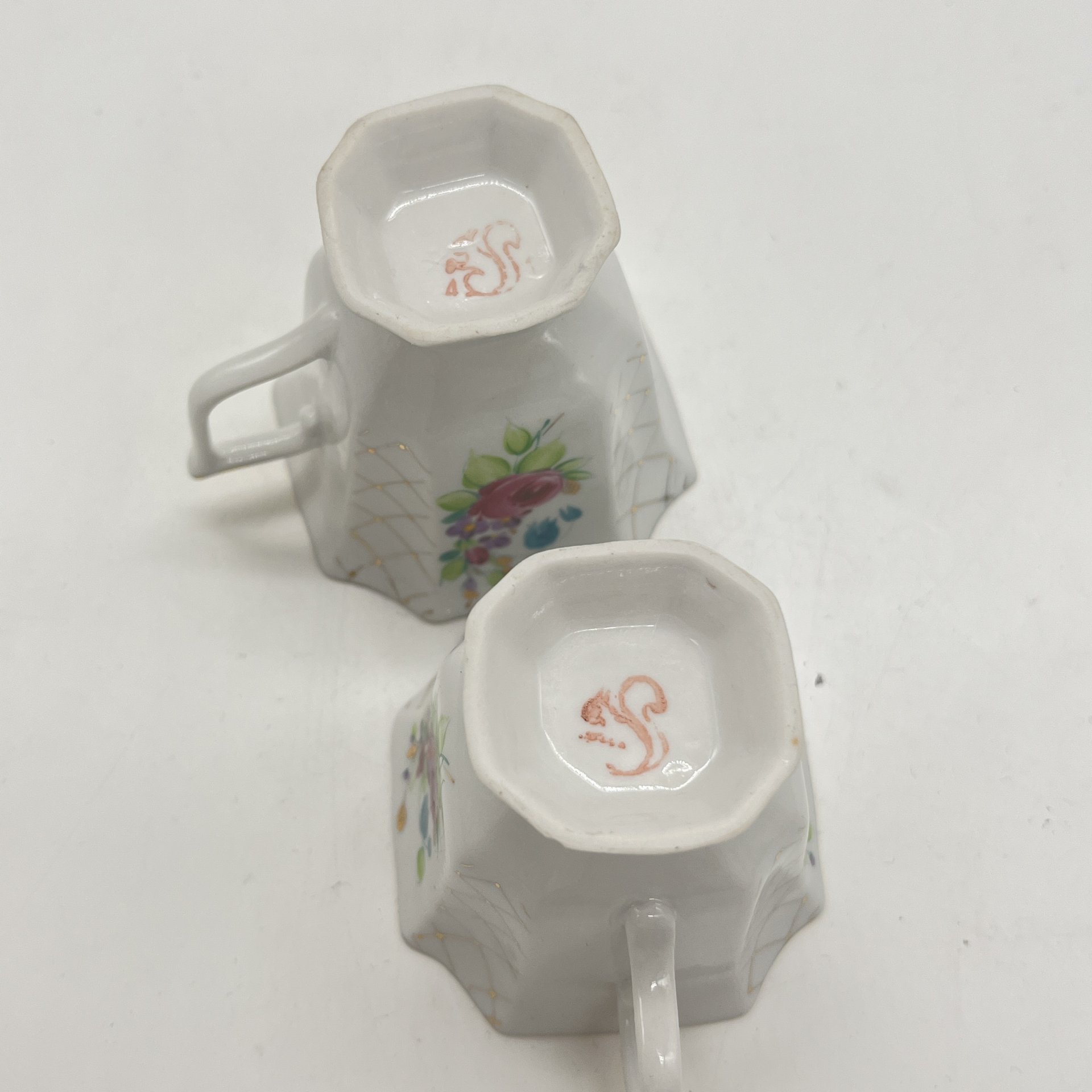 Пара кофейных чашек с расписным цветочным декором, фарфор, роспись, золочение, Сысертский завод керамических изделий, СССР, 1977-1991 гг.