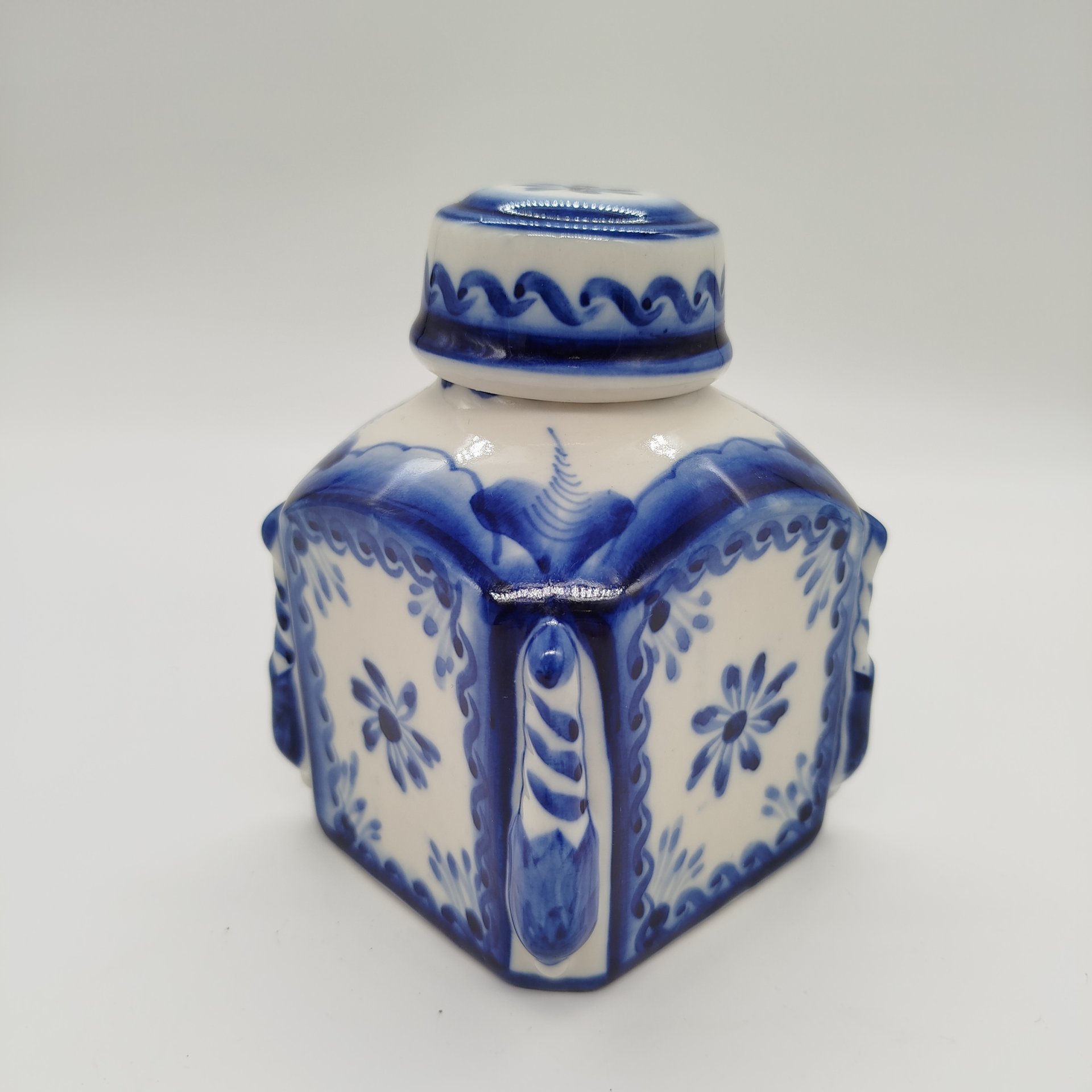 Чайница с растительным декором, Гжель, фарфор, роспись, СССР, 1970-1990 гг.