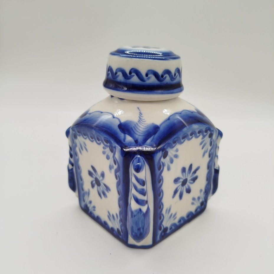 Чайница с растительным декором, Гжель, фарфор, роспись, СССР, 1970-1990 гг.