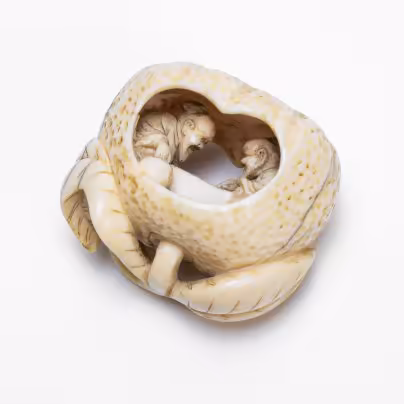 Статуэтка (окимоно) "Игра в го", кость, резьба, Китай, 1900-1920 гг.