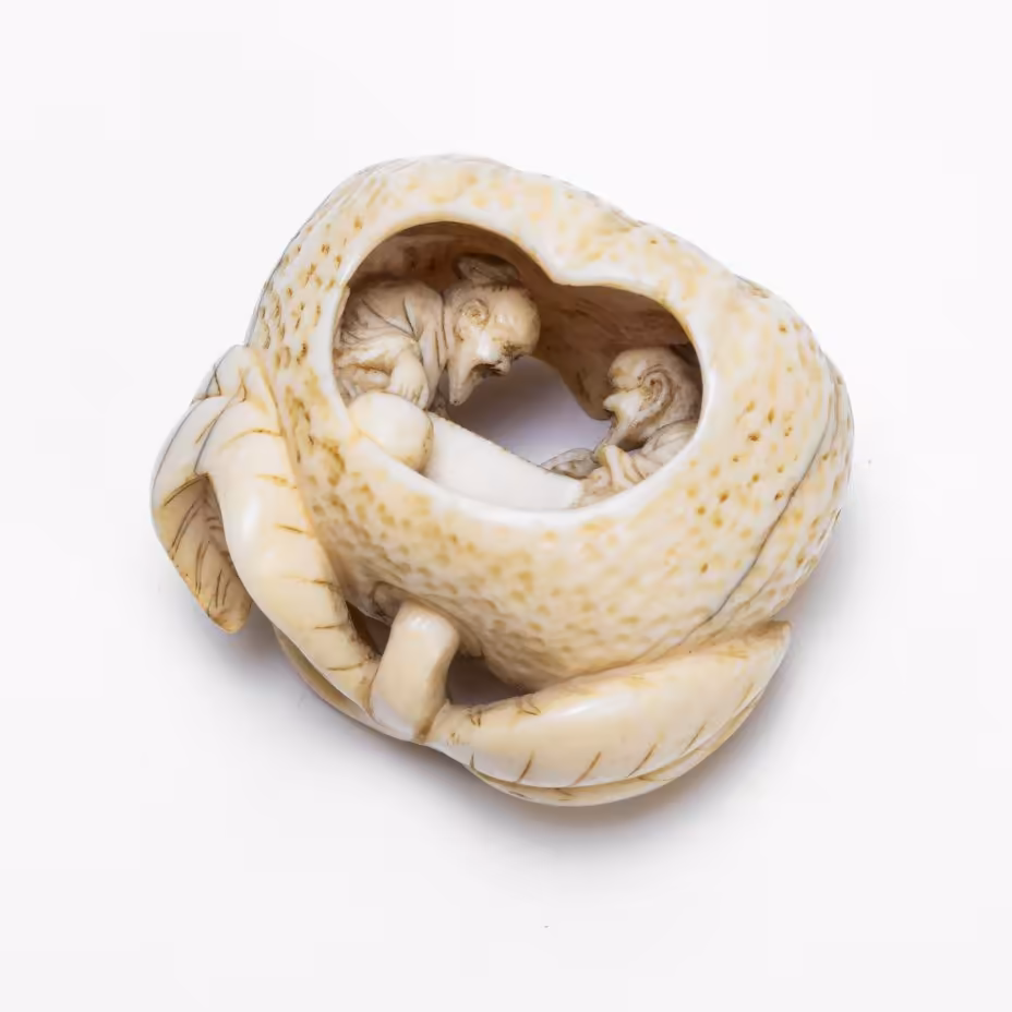 Статуэтка (окимоно) "Игра в го", кость, резьба, Китай, 1900-1920 гг.