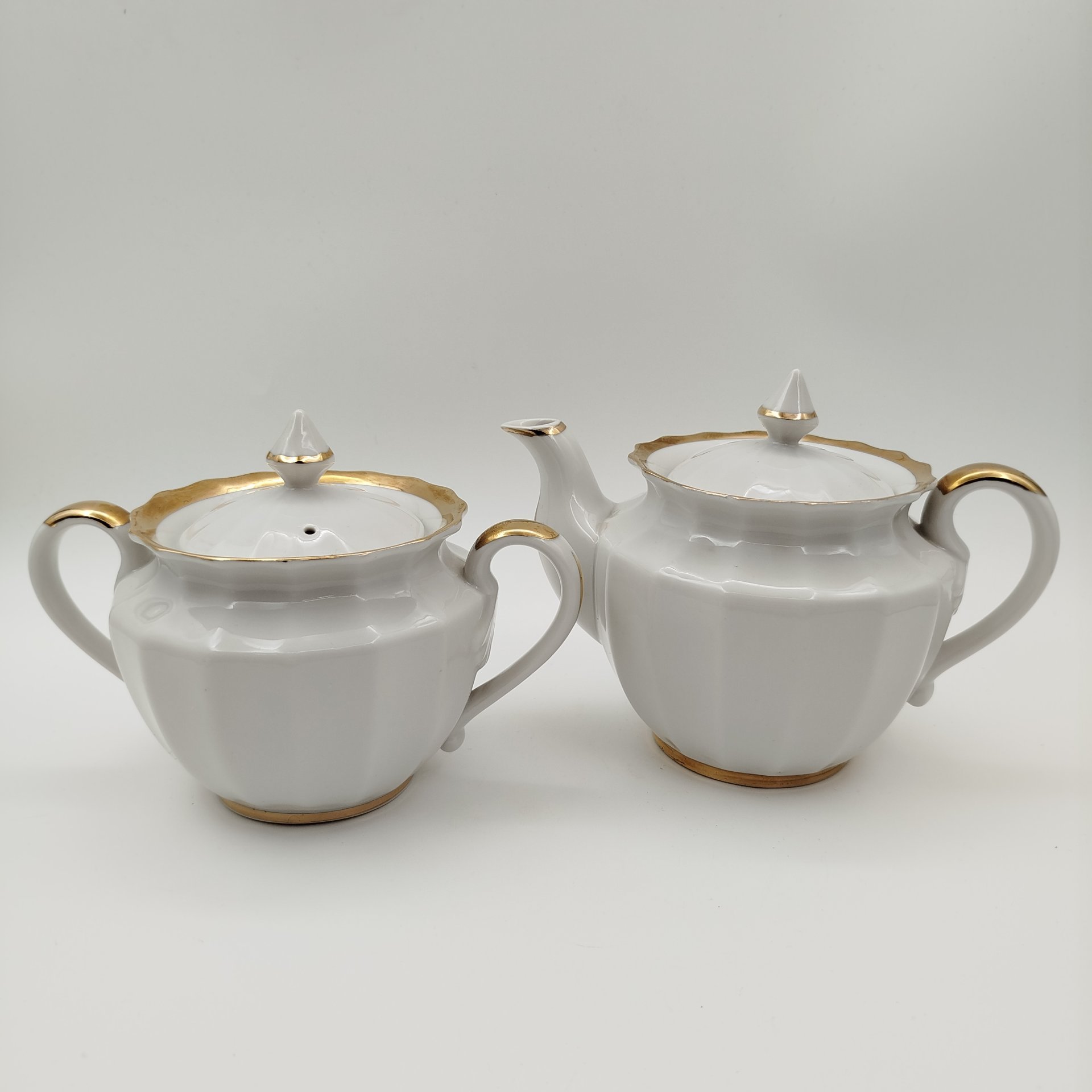Набор для подачи чая "Золотая лента" (чайник и сахарница), фарфор, золочение, Дмитровский фарфоровый завод (ДФЗ Вербилки), СССР, 1965-1991 гг.