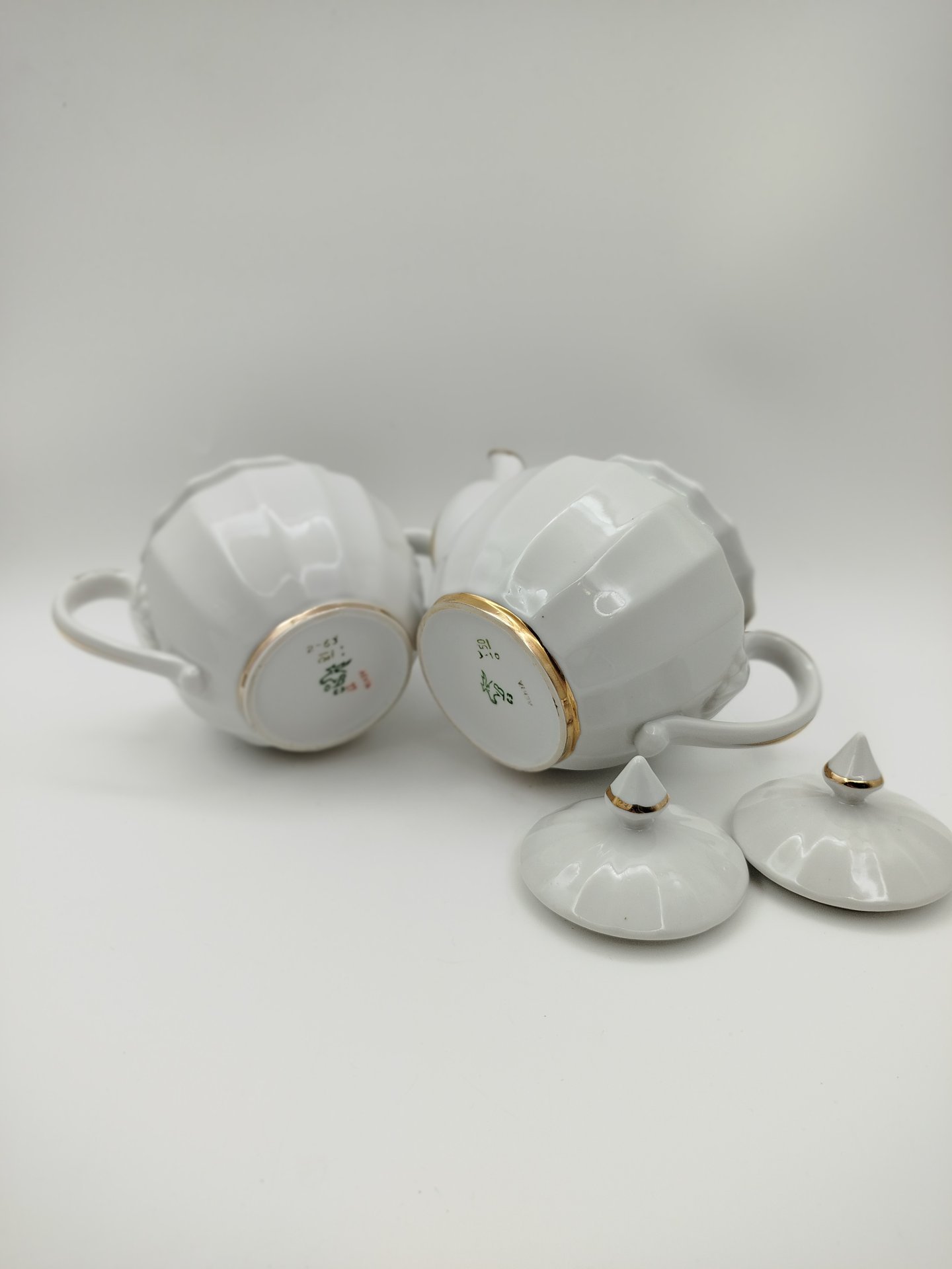 Набор для подачи чая "Золотая лента" (чайник и сахарница), фарфор, золочение, Дмитровский фарфоровый завод (ДФЗ Вербилки), СССР, 1965-1991 гг.