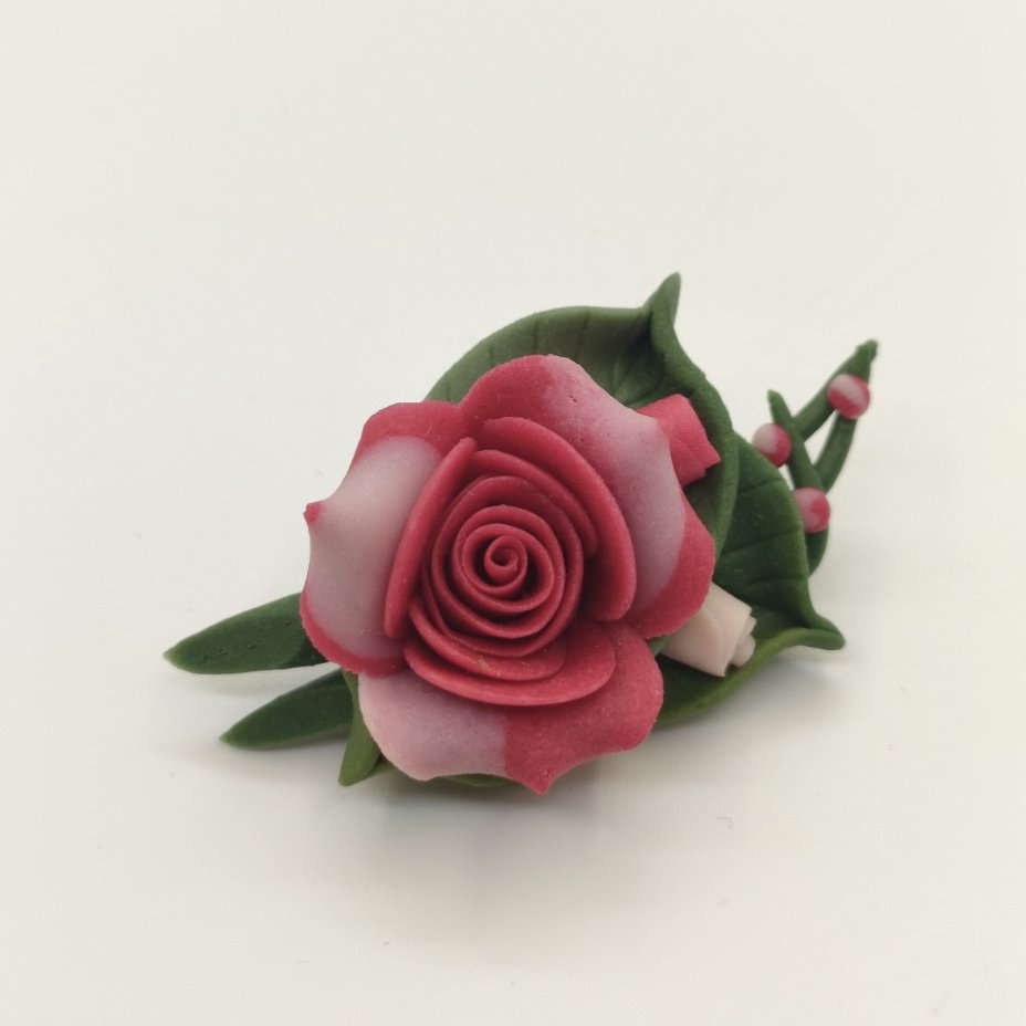 Брошь в виде розы