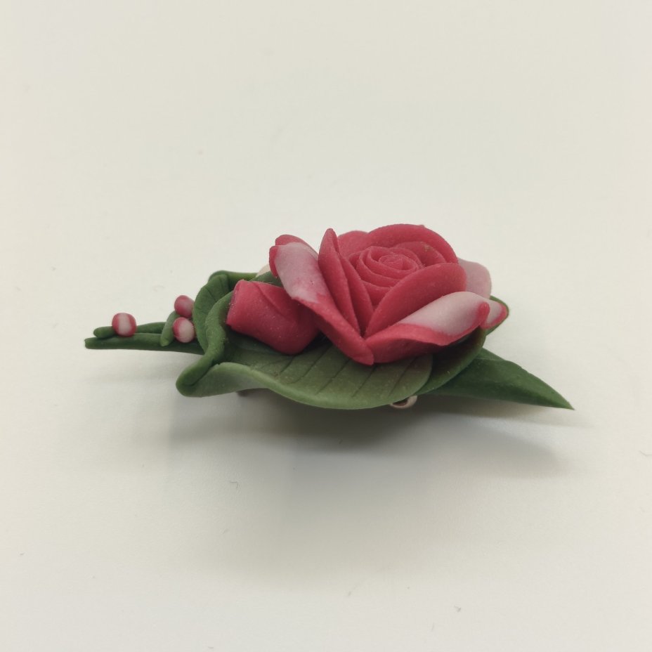 Брошь в виде розы