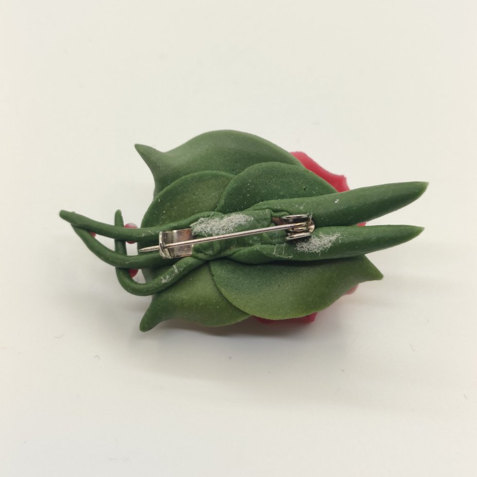 Брошь в виде розы