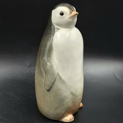 Статуэтка "Пингвин", скульптор П.П. Веселов, фарфор, роспись, аэрография, Ленинградский фарфоровый завод (ЛФЗ), СССР, 1970-1992 гг.