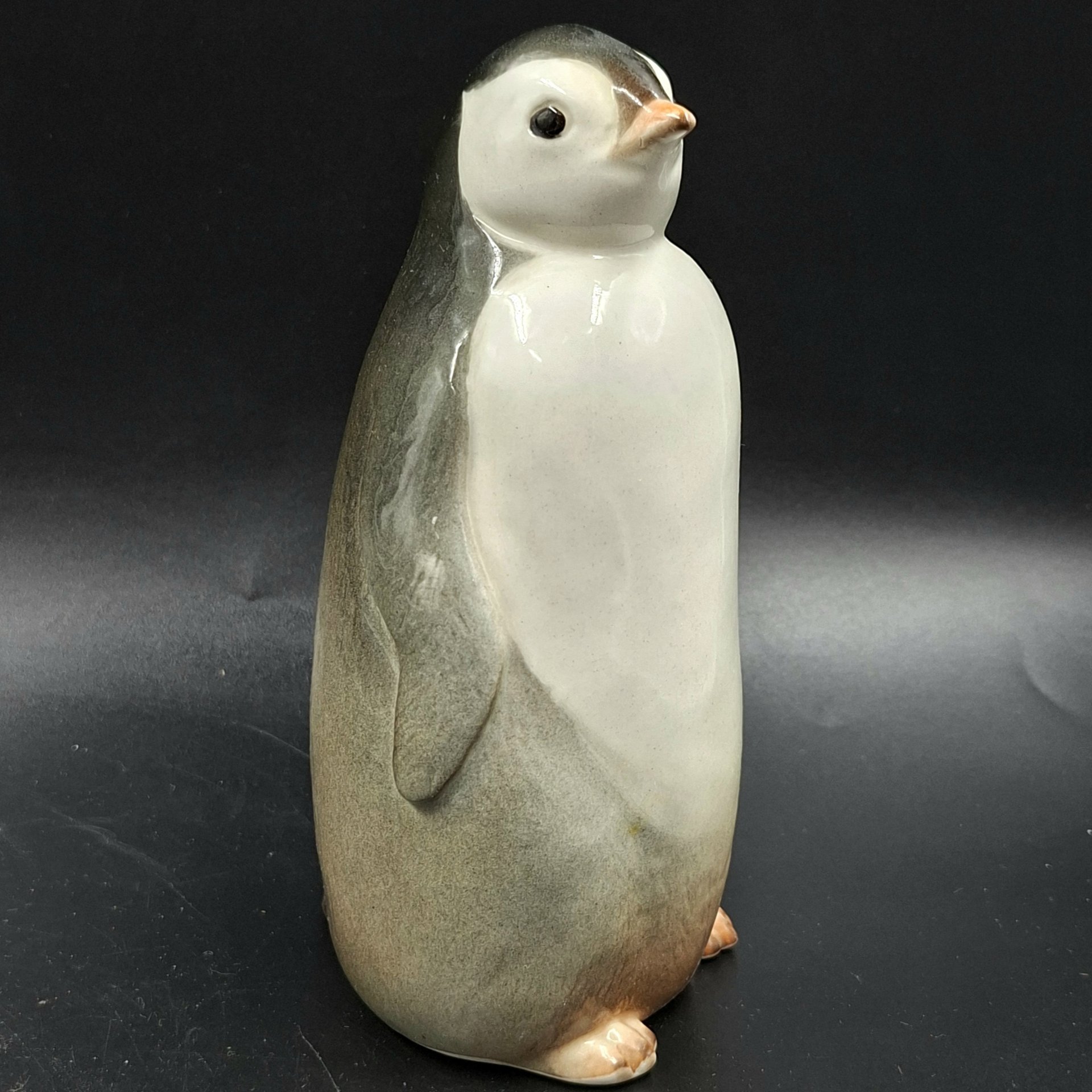 Статуэтка "Пингвин", скульптор П.П. Веселов, фарфор, роспись, аэрография, Ленинградский фарфоровый завод (ЛФЗ), СССР, 1970-1992 гг.