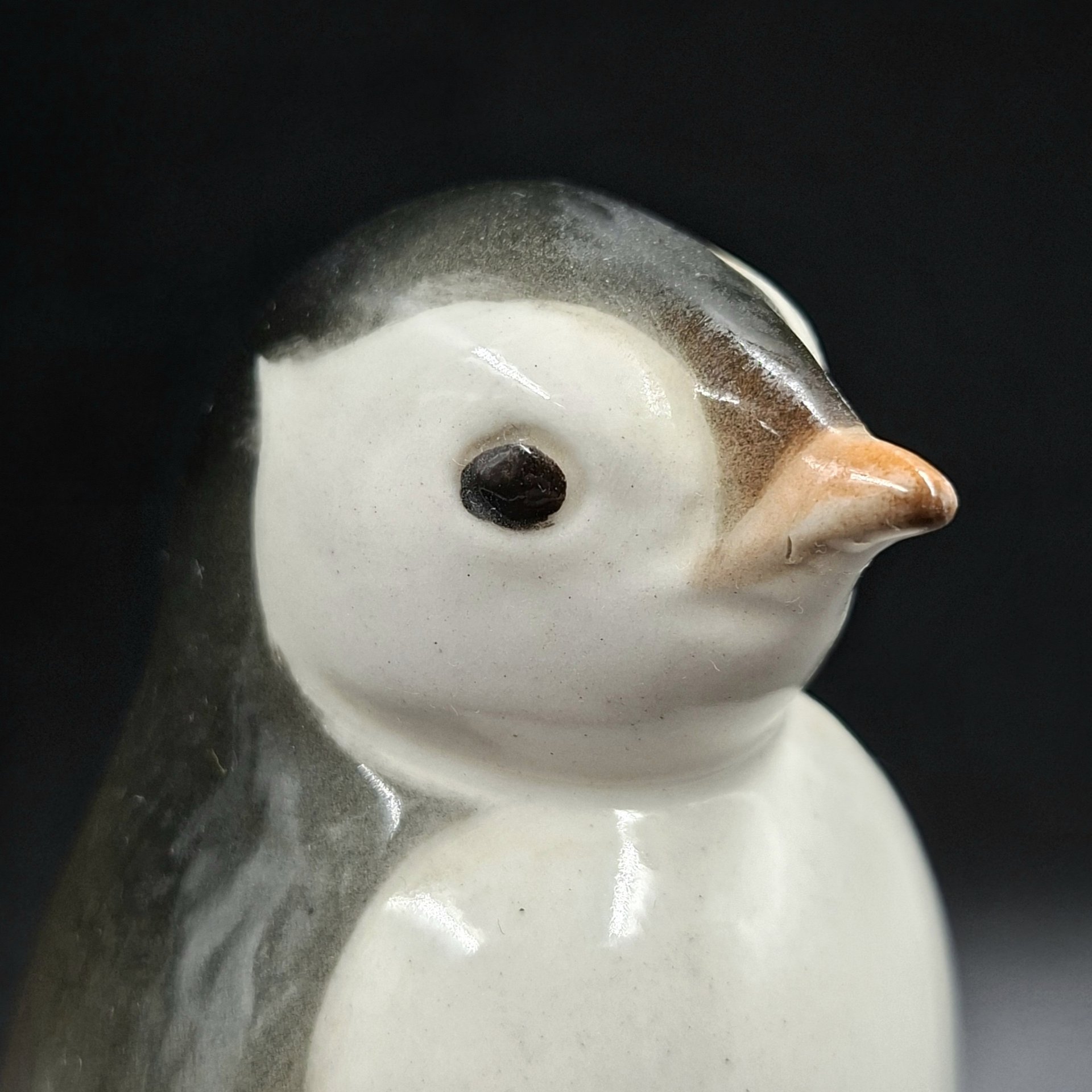 Статуэтка "Пингвин", скульптор П.П. Веселов, фарфор, роспись, аэрография, Ленинградский фарфоровый завод (ЛФЗ), СССР, 1970-1992 гг.