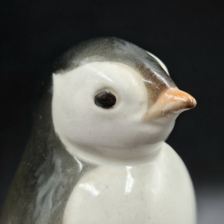 Статуэтка "Пингвин", скульптор П.П. Веселов, фарфор, роспись, аэрография, Ленинградский фарфоровый завод (ЛФЗ), СССР, 1970-1992 гг.