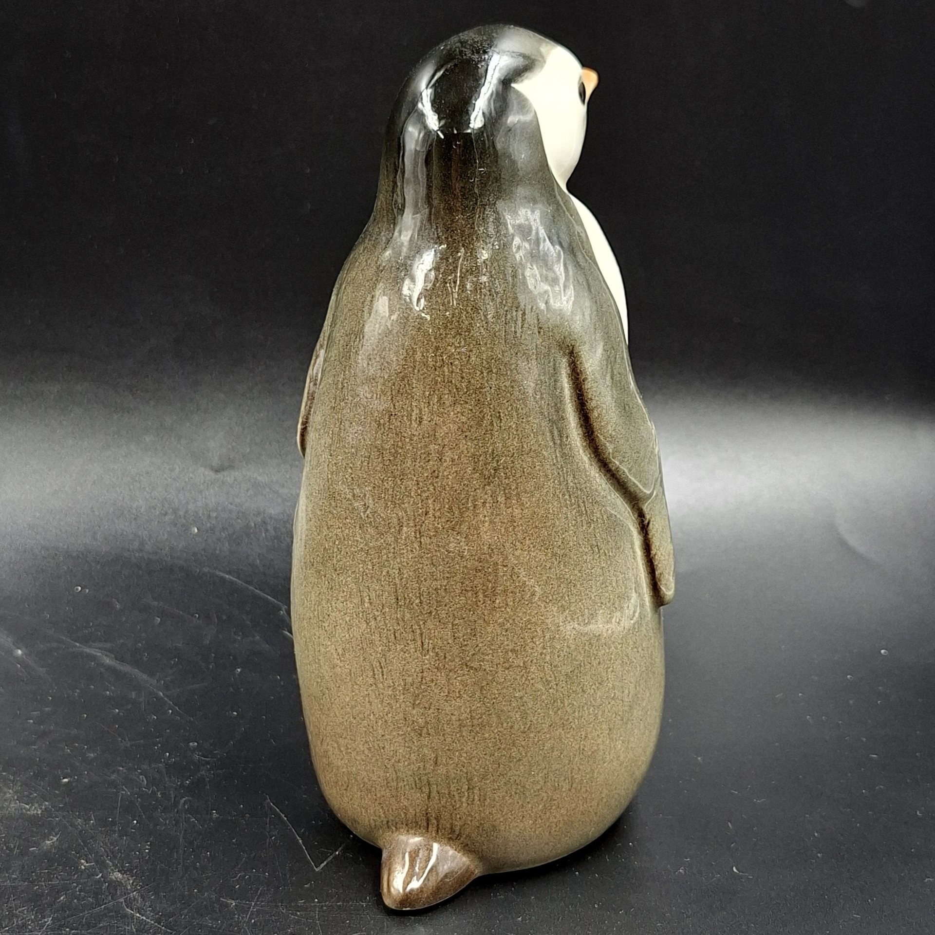 Статуэтка "Пингвин", скульптор П.П. Веселов, фарфор, роспись, аэрография, Ленинградский фарфоровый завод (ЛФЗ), СССР, 1970-1992 гг.