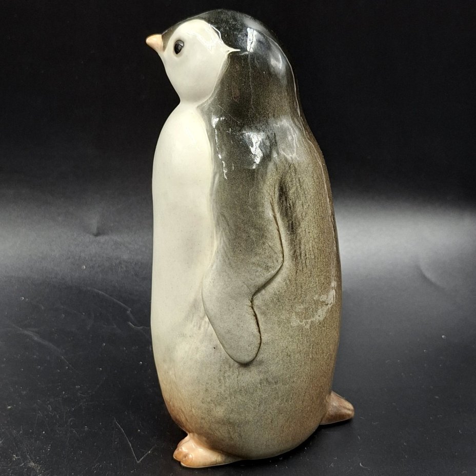 Статуэтка "Пингвин", скульптор П.П. Веселов, фарфор, роспись, аэрография, Ленинградский фарфоровый завод (ЛФЗ), СССР, 1970-1992 гг.