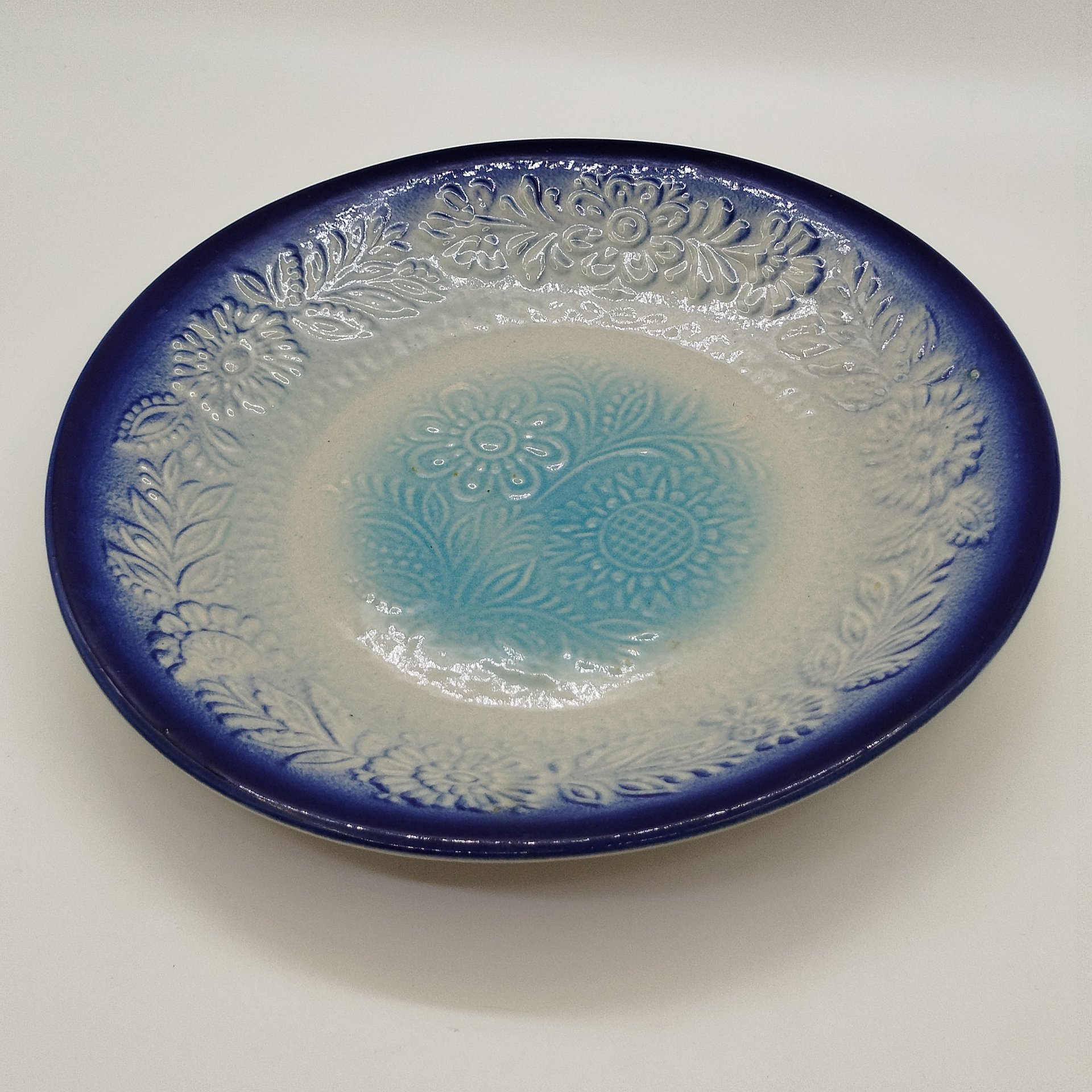 Блюдо сервировочное "Букет улыбок" с рельефным цветочным декором, фаянс, поливы, Ленинградский завод «Стройфаянс», СССР, 1972-1982 гг.