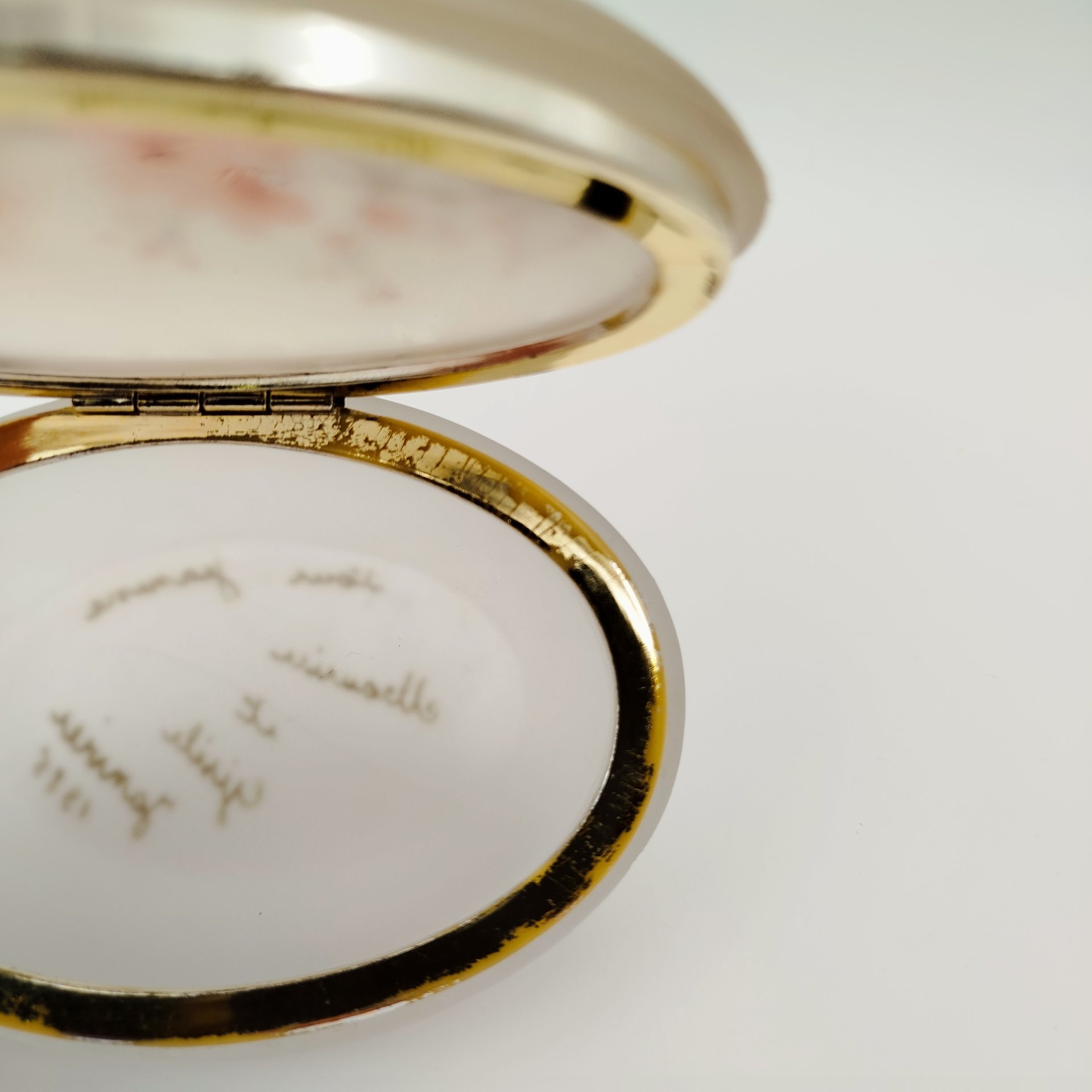 Шкатулка миниатюрная овальной формы "Цветущая сакура", стекло, металл, Западная Европа, 1985 г.